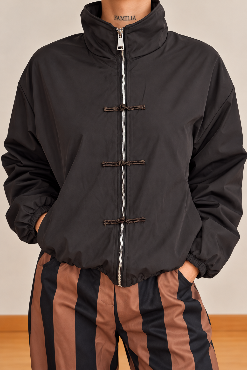 Chaqueta bomber marrón chocolate con cierre frontal