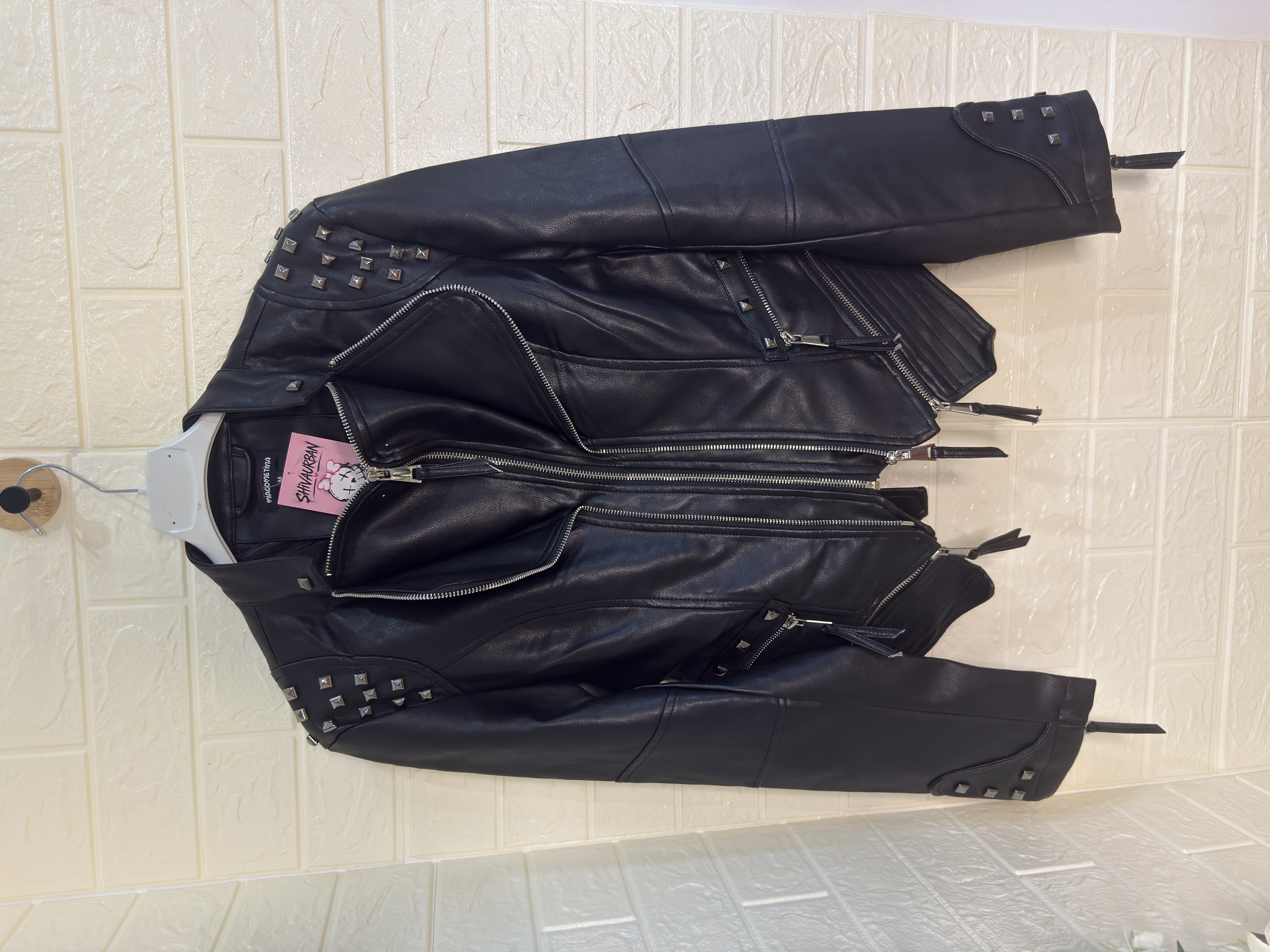 Chaqueta Biker Efecto Piel Negra con Tachuelas