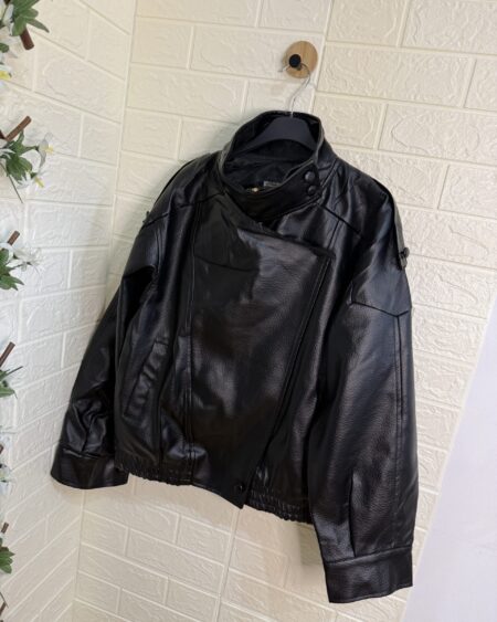 Bomber Negra Efecto Piel con Cremalleras