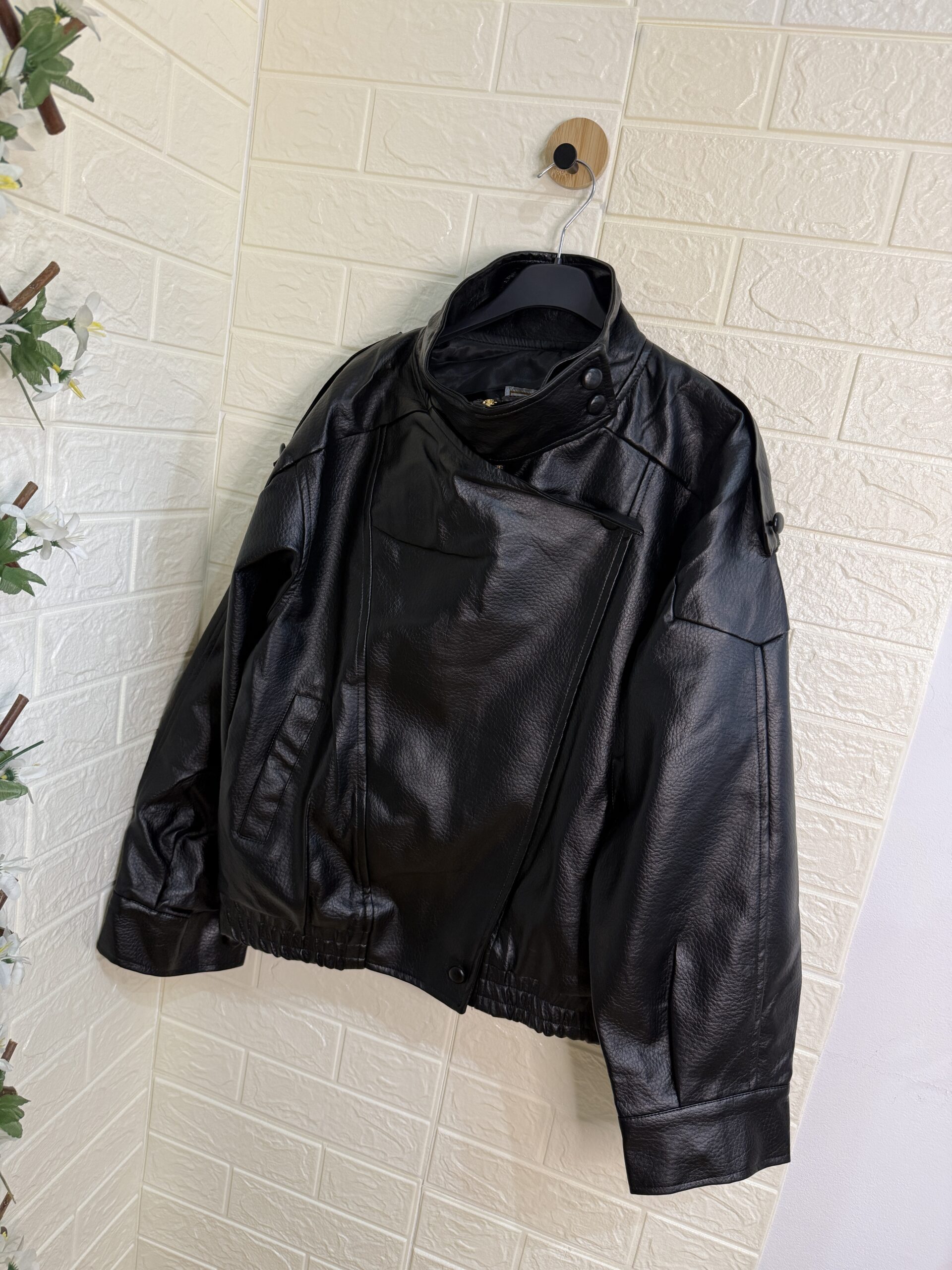 Bomber Negra Efecto Piel con Cremalleras