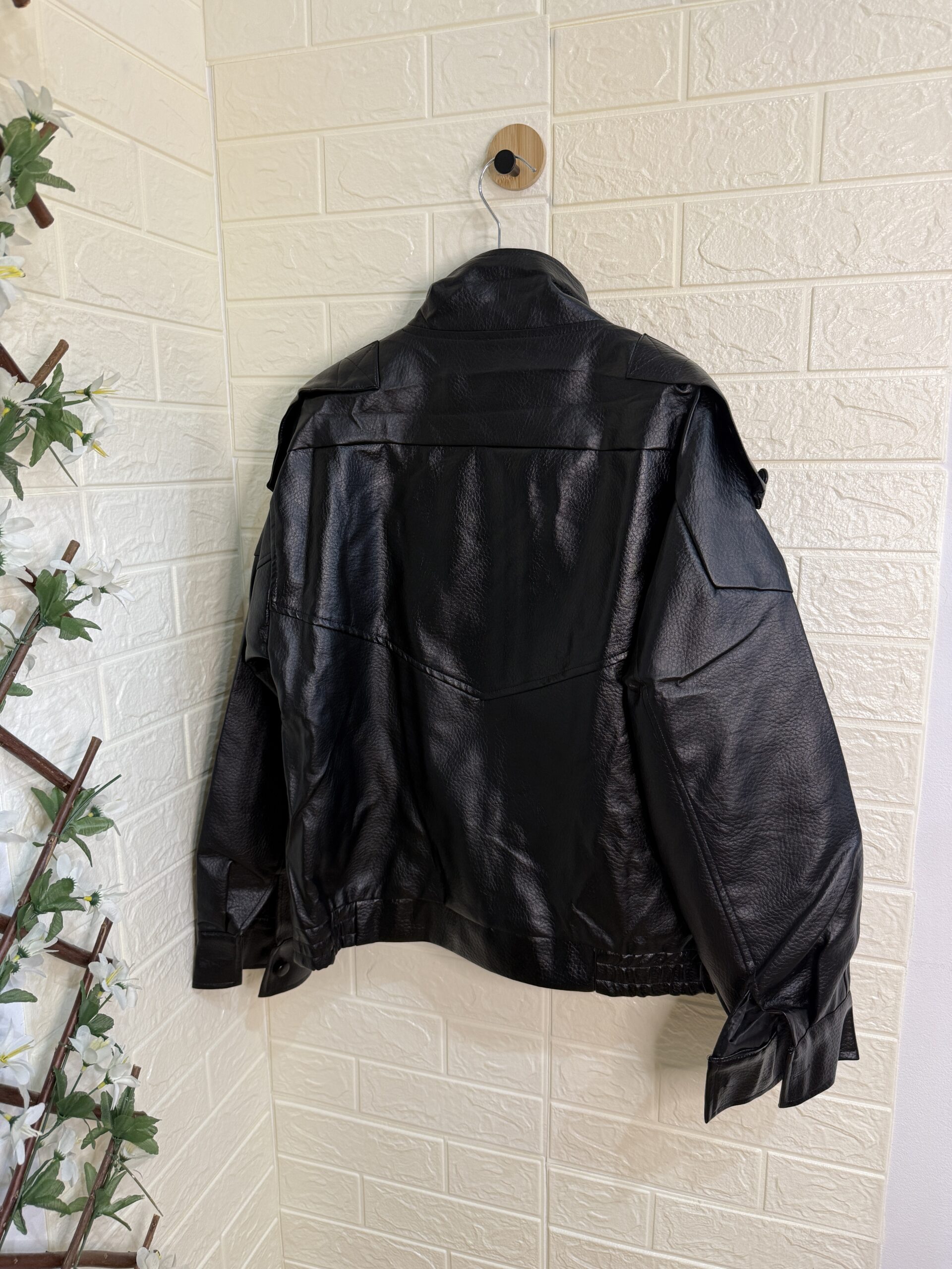 Bomber Negra Efecto Piel con Cremalleras - Imagen 2