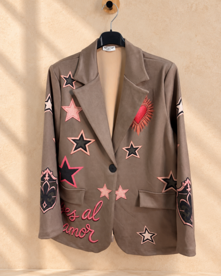 Blazer topo bordada con estrellas y corazón