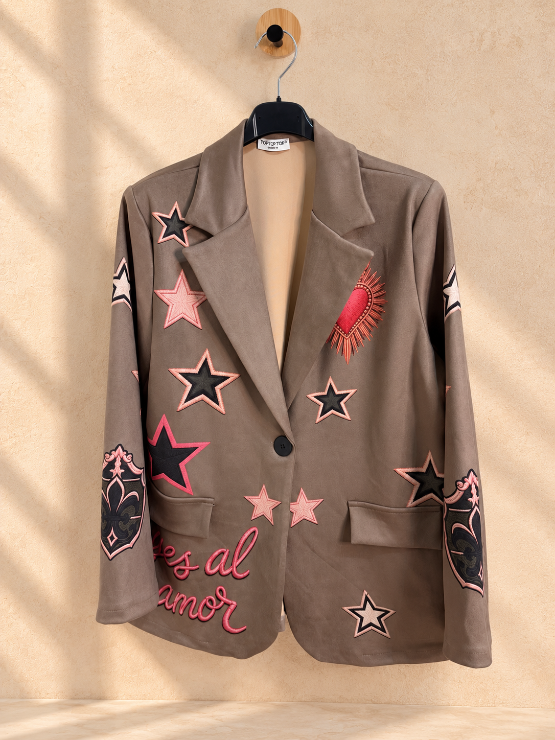 Blazer topo bordada con estrellas y corazón