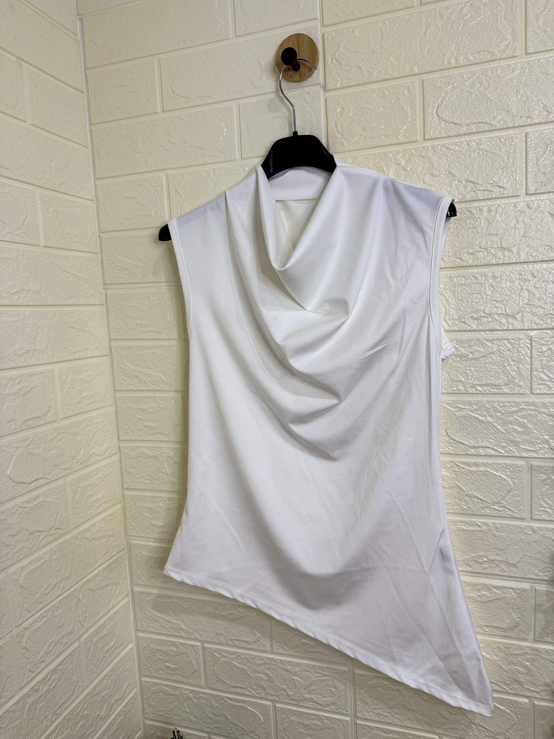 Camiseta Asimétrica con Escote Drapeado - Imagen 3