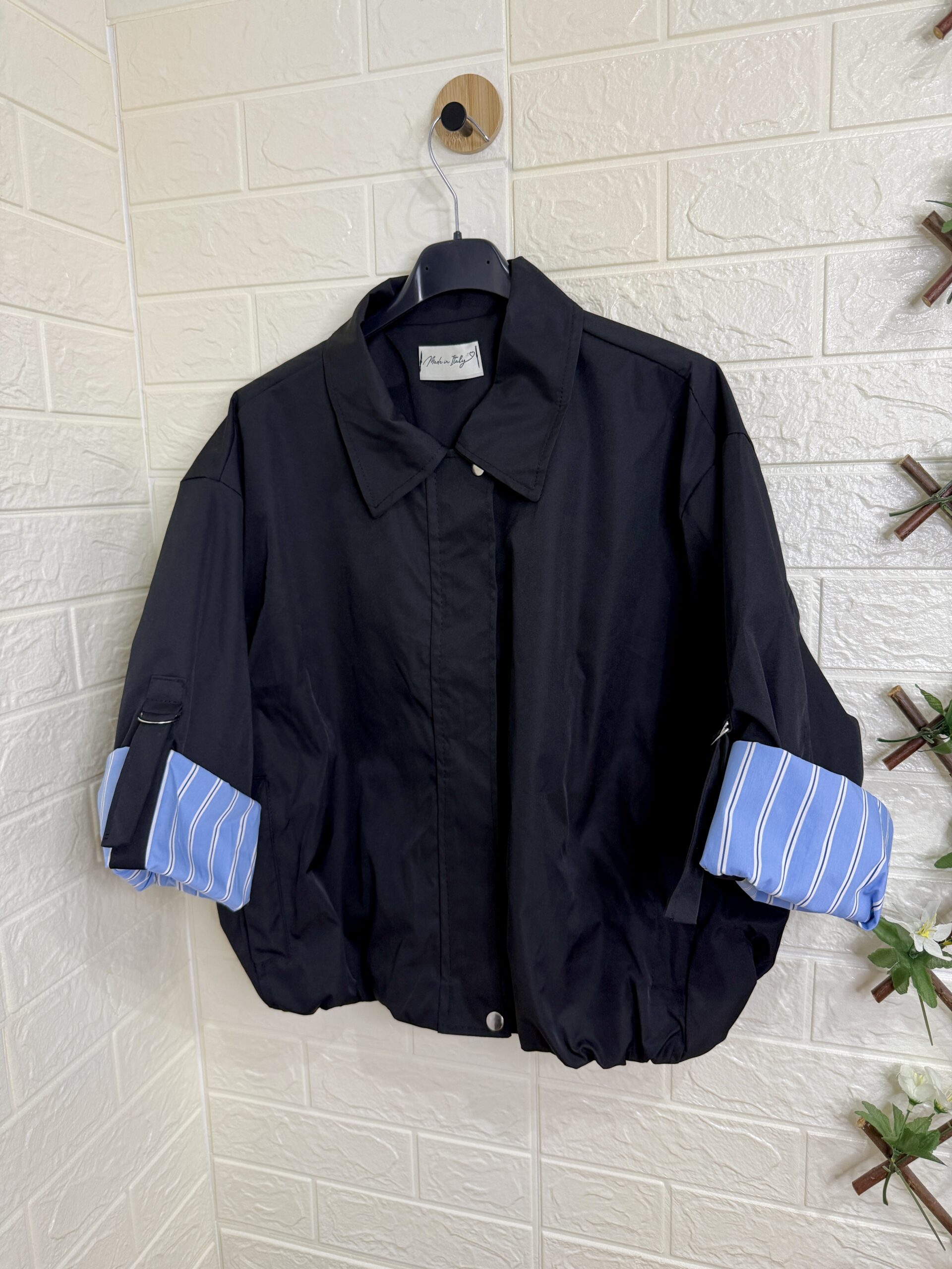 Chaqueta Negra con Forro de Rayas Azules - Imagen 2