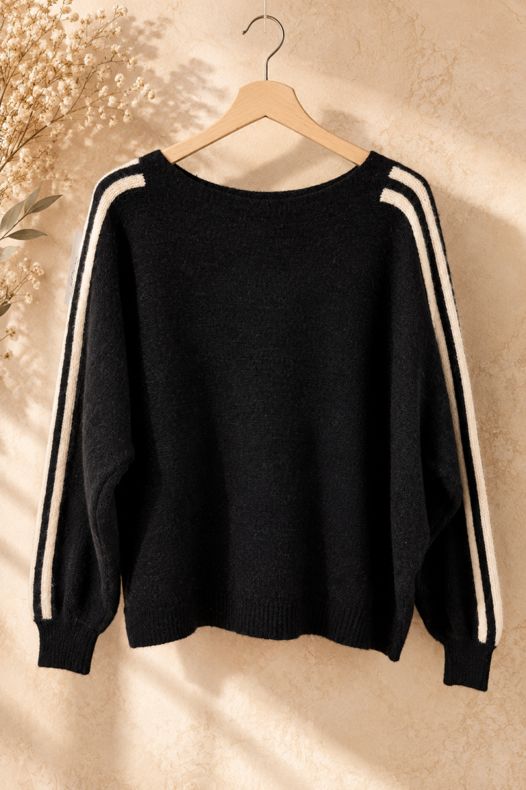 Jersey negro de rayas crema en percha