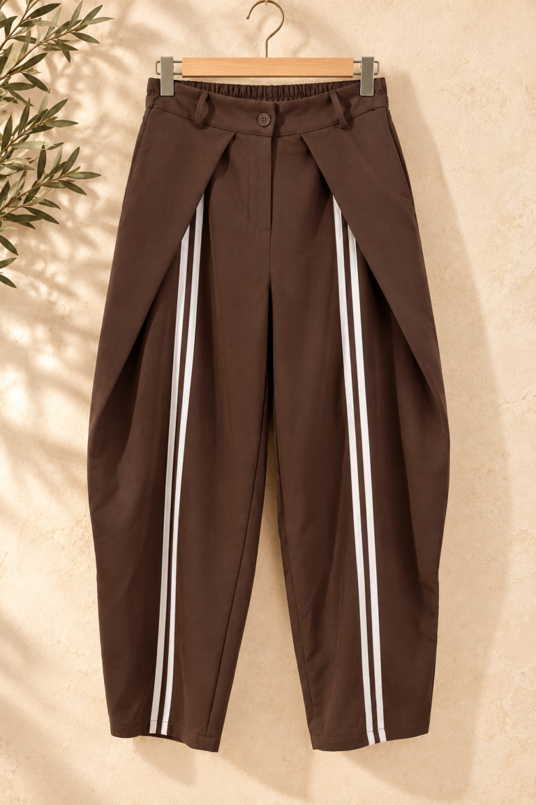 Pantalón marrón de rayas blancas en perchero