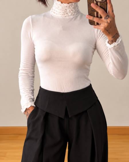 Camiseta de manga larga con cuello alto y volantes