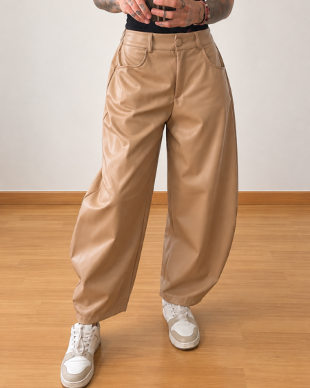 Pantalón efecto piel de mujer con pierna abombada.