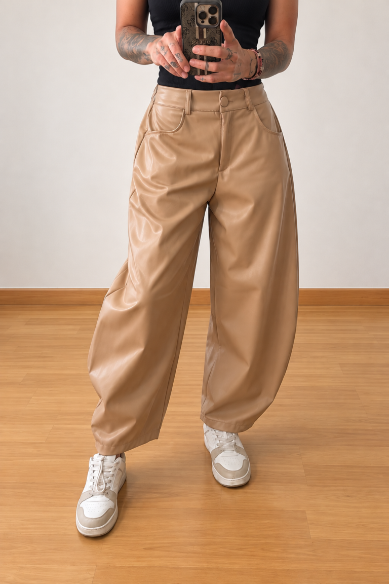 Selfi de moda con pantalones beige y tatuajes