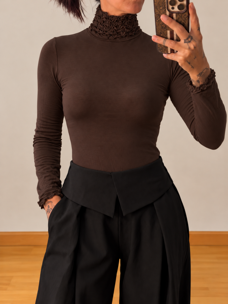 Selfi de moda con top marrón y pantalón negro