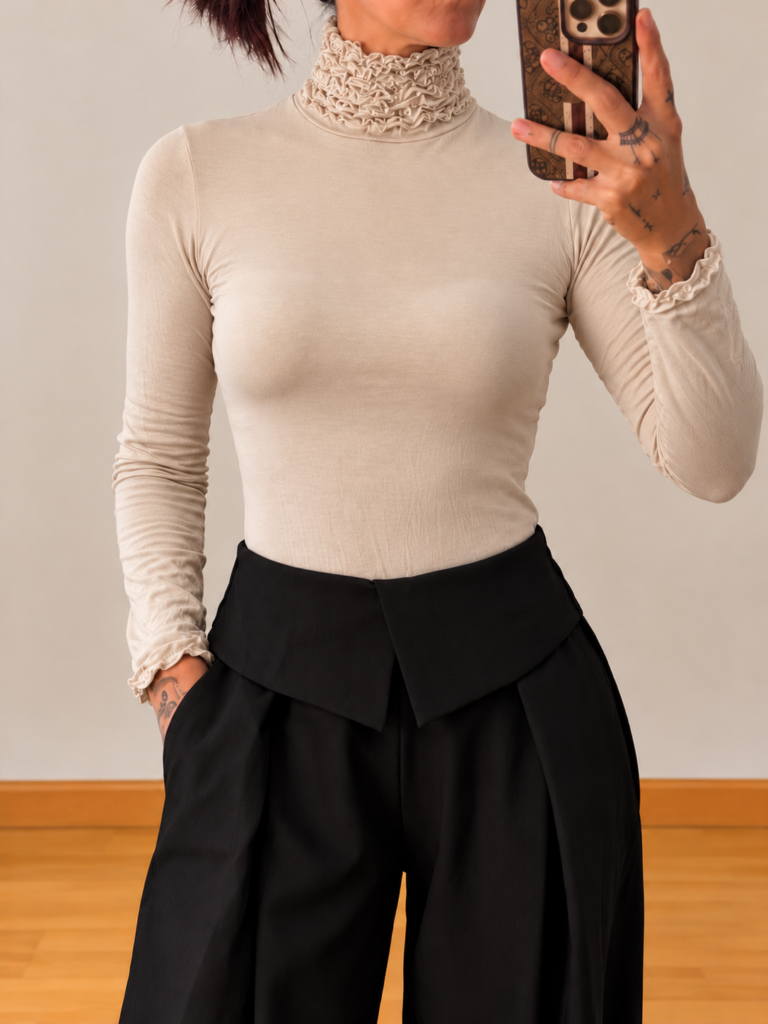 Selfi de moda minimalista con cuello fruncido