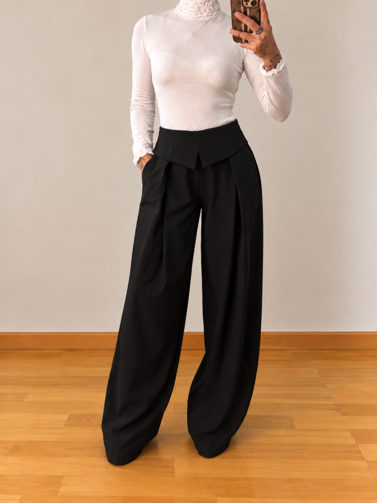 Selfie de moda con pantalón negro y cuello blanco
